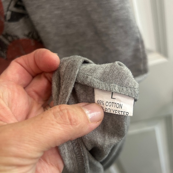 Gray Graphic T-Shirt with Red Queen of Hearts playing card Design size Large - Picture 3 of 6